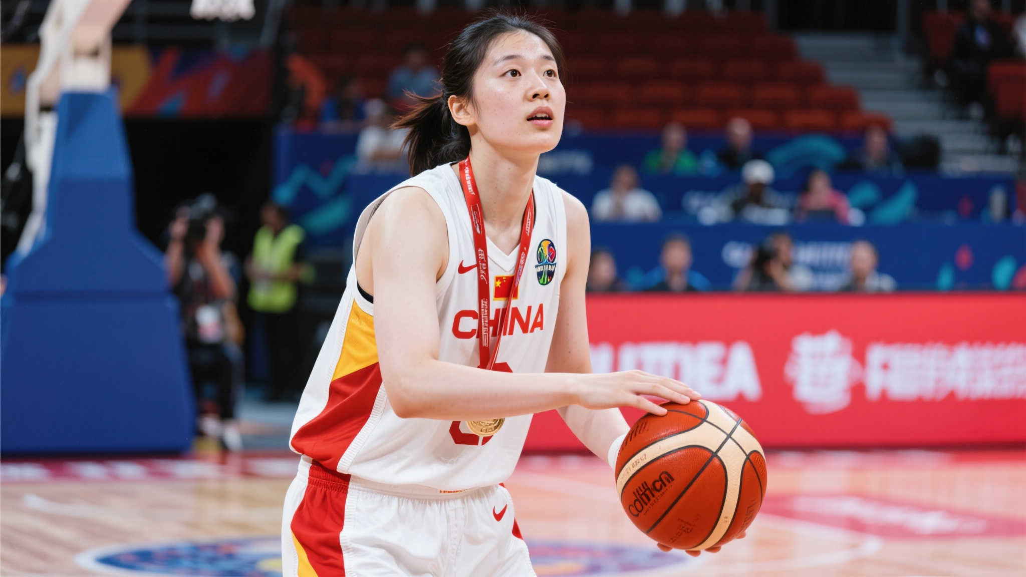 “中国女篮传奇背后的痛楚:家庭离散与早逝的命运” 这位姑娘是中国篮球历史中不可忽视的一员。她曾在国际